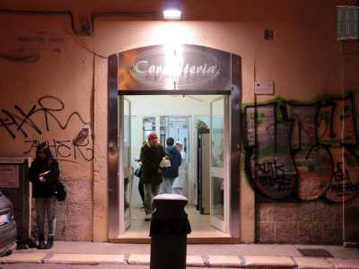 Le cornetterie in genere sorgono nelle vicinanze di luoghi di aggregazione come cinema, pub e pizzerie, proprio allo scopo di "catturarne" i clienti prima che tornino a casa